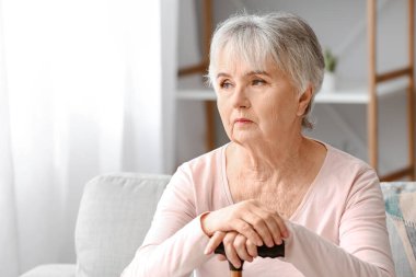 Evde zihinsel engelli yaşlı bir kadın var.