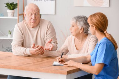 Huzurevinde zihinsel engelli ve bakıcı olan yaşlılar