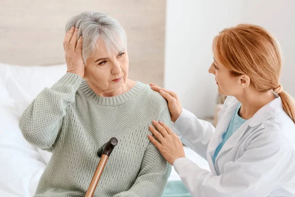 Femme Âgée Souffrant Handicap Mental Avec Médecin Domicile — Photo