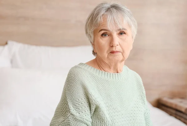 Mujer Anciana Con Discapacidad Mental Hogar — Foto de Stock