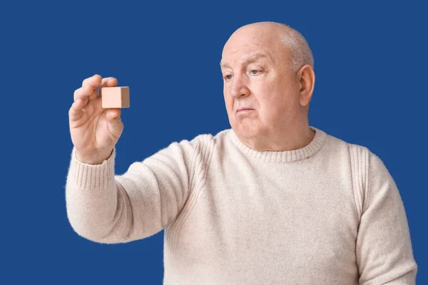 Elderly Man Suffering Mental Disability Cube Color Background — Stock Photo, Image