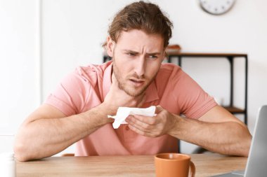 İş yerindeki hasta genç adam.