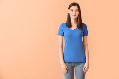 Renkli tişörtlü şık bir kadın