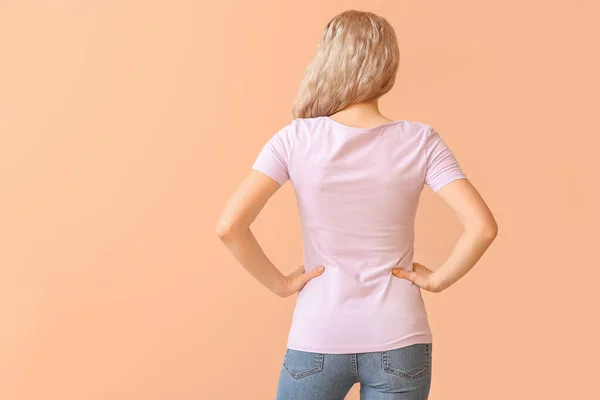 女性でスタイリッシュなTシャツ上の色の背景 — ストック写真