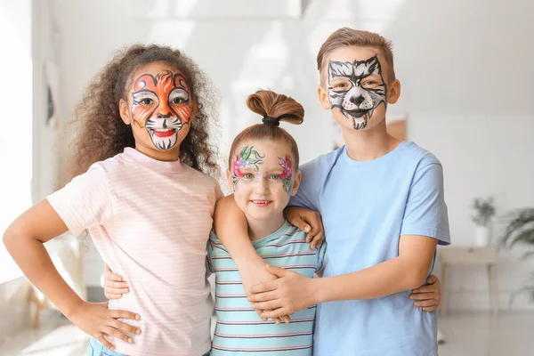 Grappige Kinderen Met Gezichtsbeschildering Thuis — Stockfoto