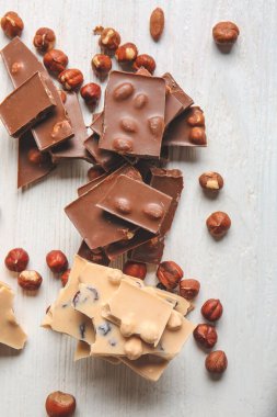 Beyaz ahşap masada fındıklı çikolata
