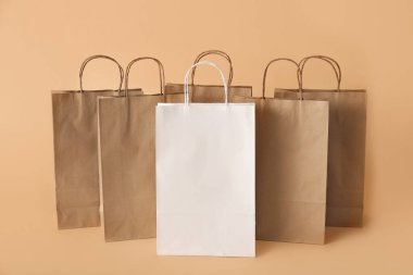 Renk arkaplanında kağıt alışveriş torbaları