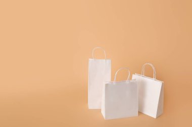 Renk arkaplanında kağıt alışveriş torbaları
