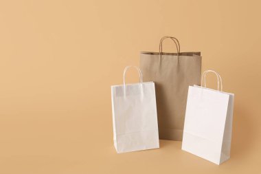 Renk arkaplanında kağıt alışveriş torbaları