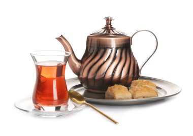 Beyaz arka planda şekerli Türk çayı