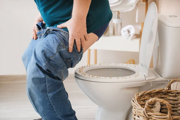 Äldre Man Med Hemorrojder Besöker Toaletten — Stockfoto