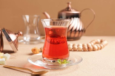 Renkli arkaplanda bir bardak lezzetli Türk çayı