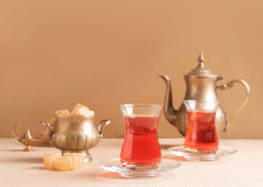 Renkli şekerli Türk çayı