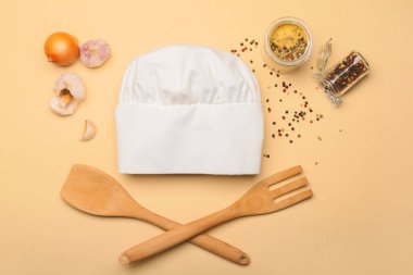 Renkli arkaplanda şef şapkası olan kompozisyon