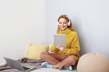 Evde online öğrenim için tablet bilgisayar kullanan olgun bir kadın