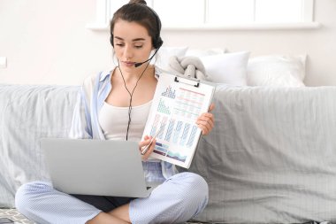 Evde çalışan genç ve güzel bir kadın.