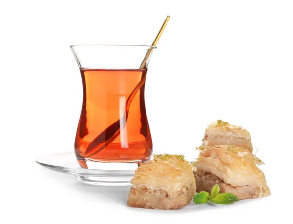 Beyaz Arka Planda Şekerli Türk Çayı — Stok fotoğraf