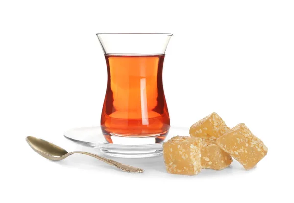 Смачний Турецький Чай Цукерками Білому Фоні — стокове фото