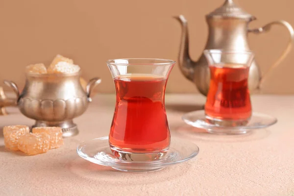 Смачний Турецький Чай Солодощами Кольоровому Фоні — стокове фото