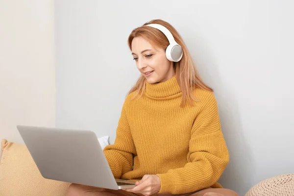 Reife Frau Nutzt Laptop Für Online Lernen Hause — Stockfoto