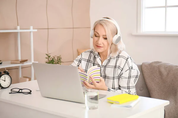 Reife Frau Nutzt Laptop Für Online Lernen Hause — Stockfoto