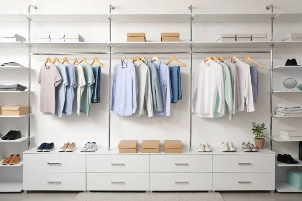 Moderne Garderobe Met Stijlvolle Voorjaarskleding Accessoires — Stockfoto