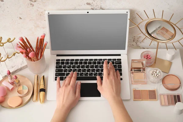 Makeup Artist Cosmetics Laptop Sitting Table — Stock Photo, Image
