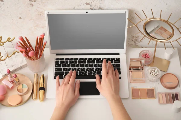 Makeup Artist Καλλυντικά Και Laptop Στο Τραπέζι — Φωτογραφία Αρχείου