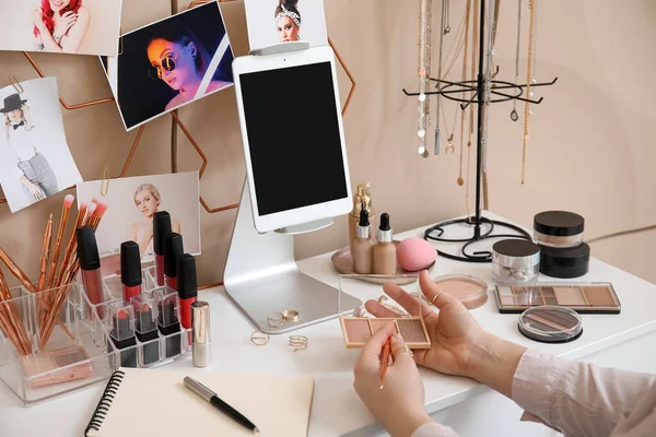 Makeup Artist Vid Bordet Med Modern Surfplatta Dator Och Kosmetika — Stockfoto