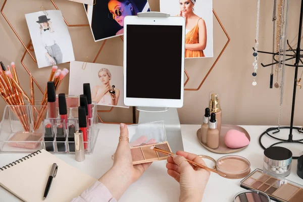 Maquiagem Artista Mesa Com Tablet Moderno Computador Cosméticos — Fotografia de Stock