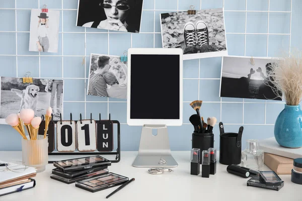 Workplace Professional Makeup Artist Tablet Computer — Stock Photo, Image