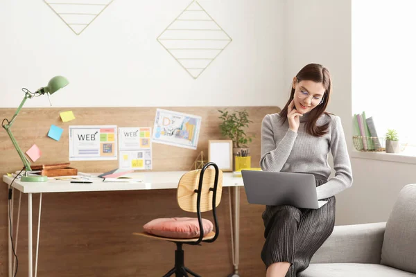Young Woman Laptop Working Home — Stock Photo, Image