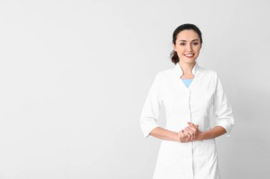 Açık arkaplanda genç bir bayan doktorun portresi