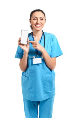 Beyaz arka planda cep telefonu olan genç bir doktorun portresi.