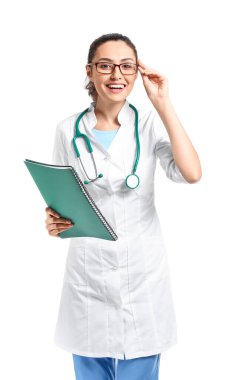 Beyaz arka planda genç bayan doktor portresi