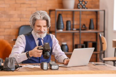 Stüdyoda çalışan kıdemli fotoğrafçı.