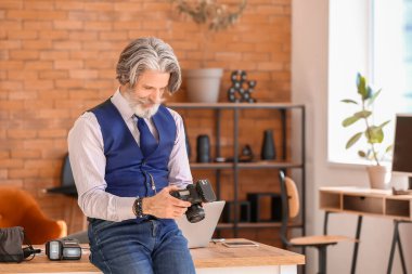 Stüdyoda çalışan kıdemli fotoğrafçı.