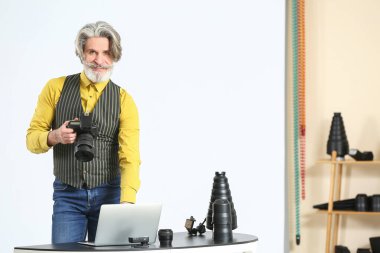 Stüdyoda çalışan kıdemli fotoğrafçı.