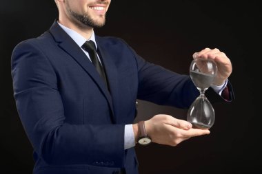 Kum saati gibi koyu bir geçmişi olan bir iş adamı. Zaman yönetimi kavramı