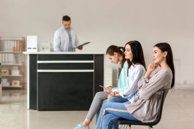 Hastalar klinikte bekliyor.