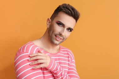 Renkli arka planda genç transseksüel kadın portresi