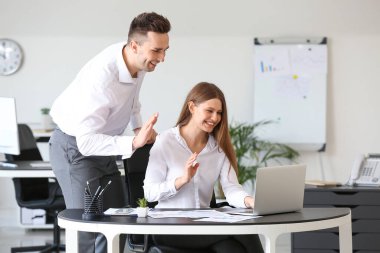 Genç meslektaşlarım ofiste görüntülü sohbet yapıyorlar.