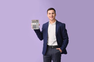 Renk arkaplanında hesap makinesi olan genç adam