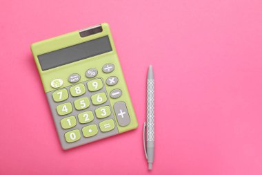 Renk arkaplanında kalem olan modern hesap makinesi