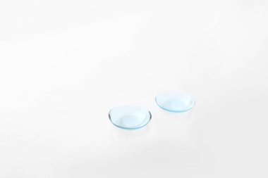 Beyaz arkaplandaki kişi lensleri