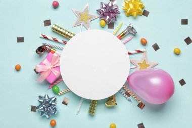 Renk arkaplanı üzerine kağıt kağıtlı doğum günü kompozisyonu