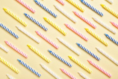 Renkli arkaplanda doğum günü mumları