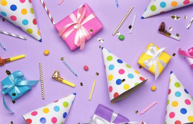 Renk arkaplanındaki doğum günü kompozisyonu