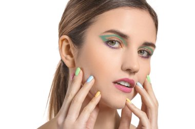 Beyaz arka planda güzel manikürlü genç bir kadın.