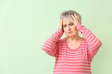 Renkli arka planda zihinsel engelli yaşlı kadın